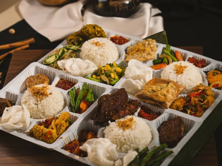 Deretan Saji Box Premium