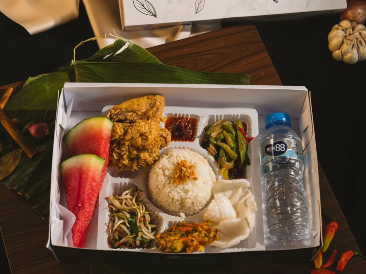 Nasi Ayam Geprek — Saji Box Premium