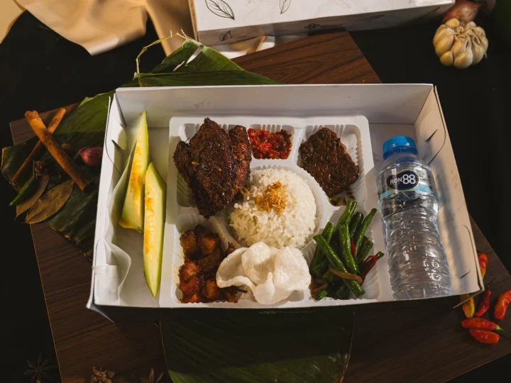 Nasi Ayam Goreng Serai — Saji Box Premium