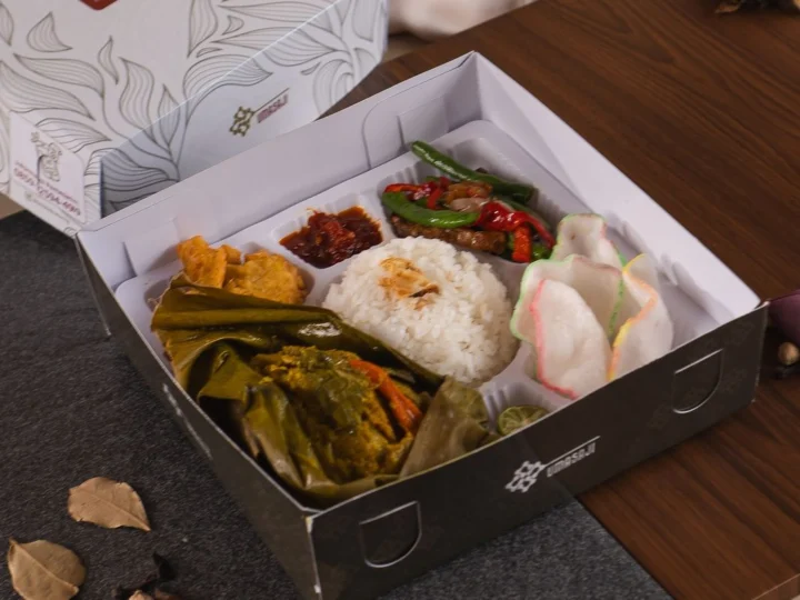 Nasi Ayam Pepes Kuning — Saji Box Reguler