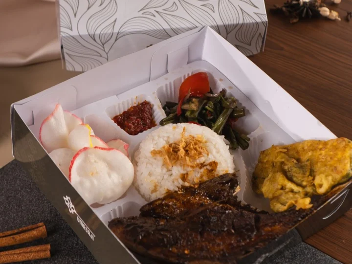 Nasi Ikan Bawal Bakar — Saji Box Reguler